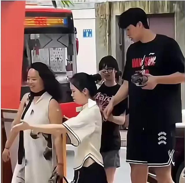 两人形影不, 篮板